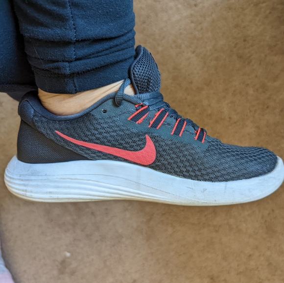 Nikes - Picture 2 of 6